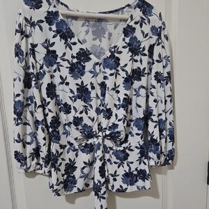 Chic Floral V-Neck Blouse - Navy and White
